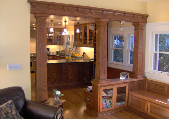 Bright living room with large windows by Maurer Construction, San Diego