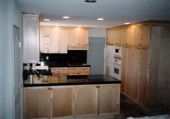 Kitchen with farmhouse sink by Maurer Construction, San Diego