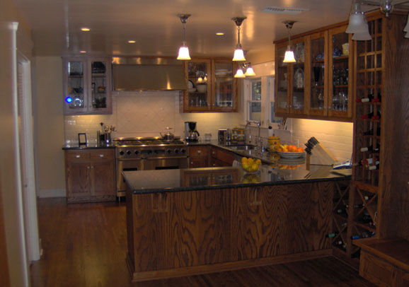 Modern kitchen with breakfast bar by Maurer Construction, San Diego